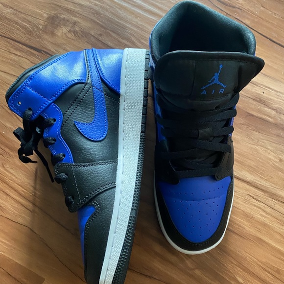 Brand new jordan 1 mid - Picture 2 of 11